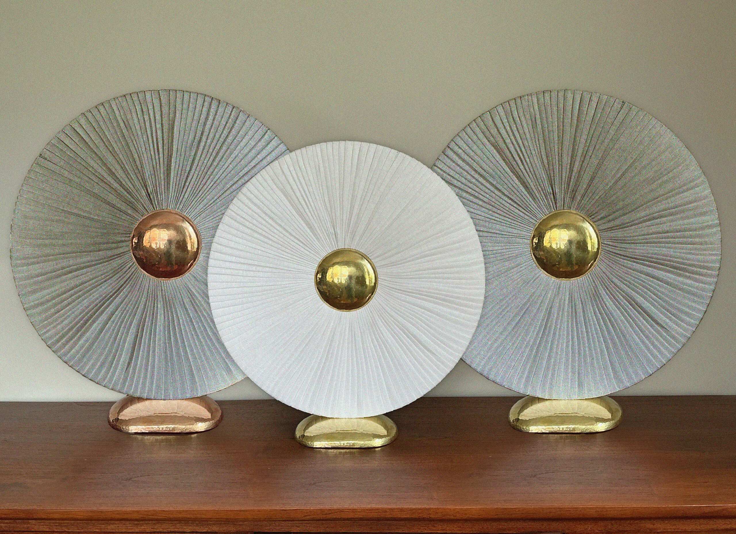 Trois variantes d'Iris en lin naturel ou blanc, avec un cœur en cuivre ou en laiton martelé.