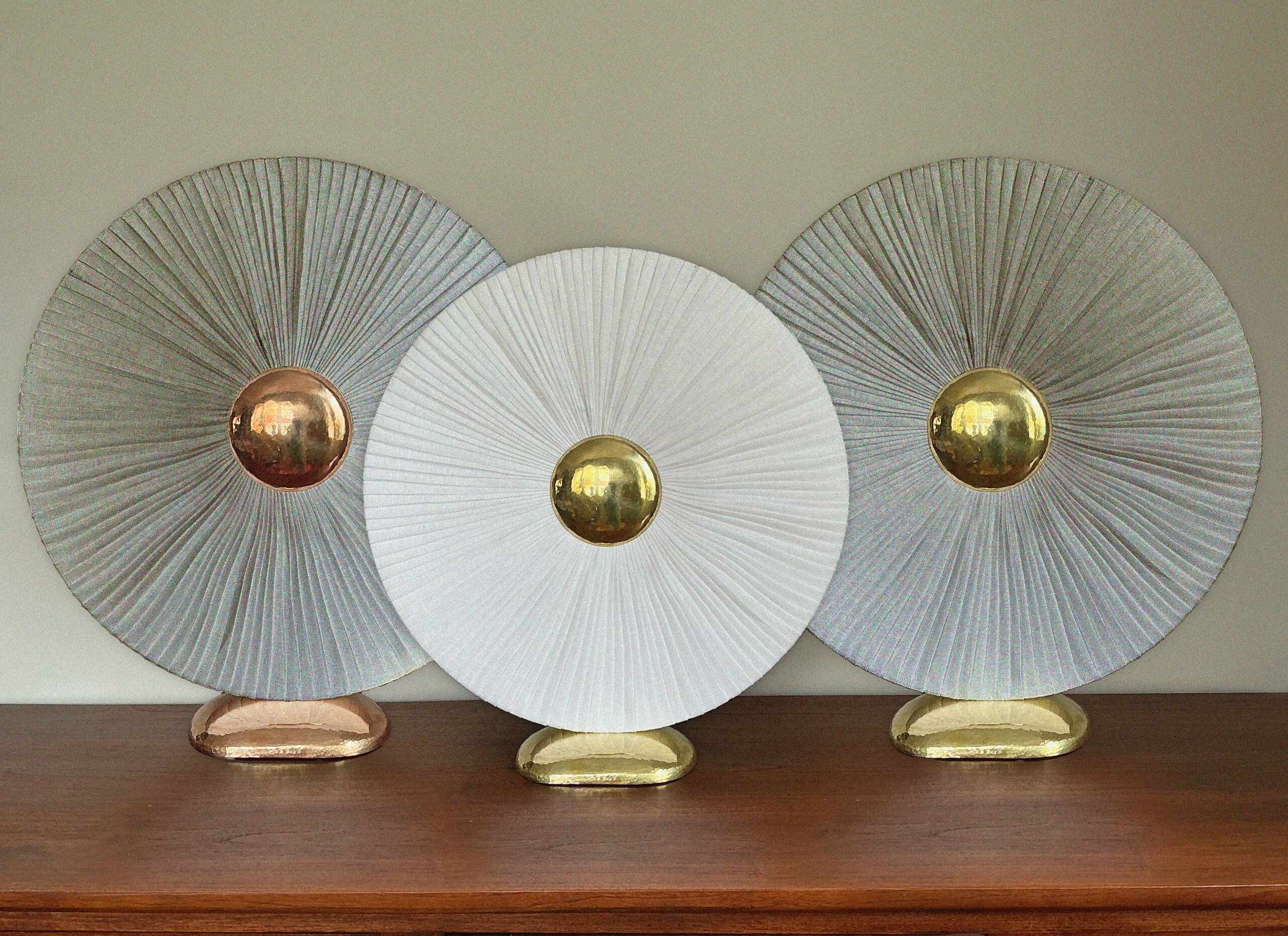Trois variantes d'Iris en lin naturel ou blanc, avec un cœur en cuivre ou en laiton martelé.